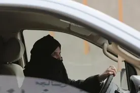 沙特解禁女性驾车：明年6月起实施，曾有人宣称驾车伤害卵巢图片