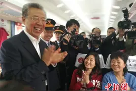 山西太原至吕梁特快列车首发 市委书记客串导游图片
