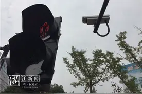 湖城启动行人闯红灯人脸抓拍系统 路口大屏曝光图片