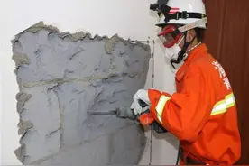 向训练要战斗力 德令哈消防官兵开展室内破拆救援训练图片