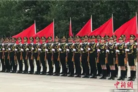 【网络媒体国防行】一天湿透四套衣服 向三军仪仗队官兵致敬！图片