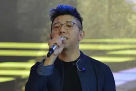 胡海泉为歌迷主持求婚仪式 甜蜜十足图片