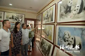 何西展出熊猫工笔画 想念巴斯吗？见画如面图片