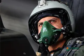 相约长空：巴方空军少将体验飞行中方先进战机图片