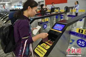 上海机场口岸新增27条入境自助通关通道图片