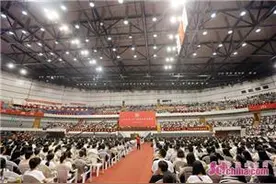 山大新生开学典礼 女校长上“大学第一课”图片