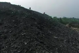东北传奇：搬走煤矸山的女人图片