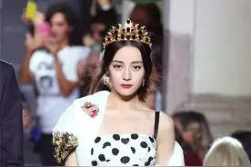 迪丽热巴T台首秀 头戴黑宝石皇冠女王气场超强图片