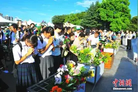 广岛核爆72周年纪念活动 民众游行反对“修宪”图片