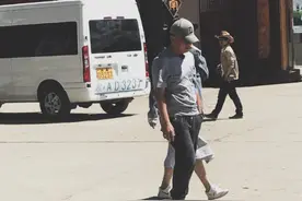 刘涛与老公王珂逛街动作神同步 夫妻二人很幸福图片
