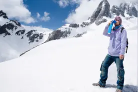 乘火车进藏旅游携带氧气瓶？多此一举且违规！图片