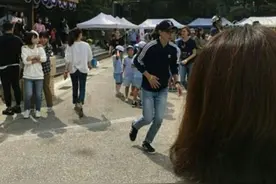 刘在石参加儿子学校运动会 与众家长比赛拔河图片