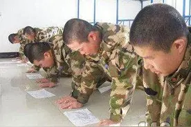 这样的俯卧撑你能做几个？兵哥哥的花式俯卧撑图片