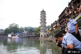 暖闻｜重庆游客凤凰游玩手机落水，民警跳下河寻找失而复得图片