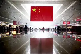 今天,"歌唱祖国"再次燃爆郑州东站,千人"快闪"为中国打call图片