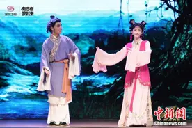 《极速4》贾静雯古装美呆却五音不全 吴敏霞遭老公吐槽：像傻姑图片