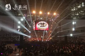 怀旧流行经典！2017迎中秋群星演唱会现场荧光棒映衬着多少动情的脸图片