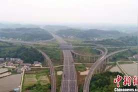 成安渝高速9月30日全线通车 系成渝间最便捷高速公路图片