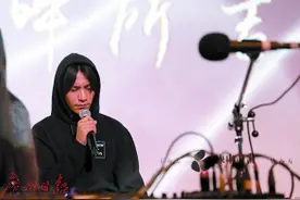 陈坤即兴玩转“电子风”明年继续行走的力量图片