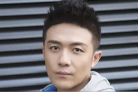 李泽峰助阵北京时装周 简约时尚化身质感型男图片