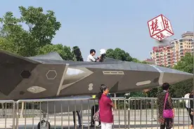 3名年青军事迷造“歼20”完工，将在武汉园博园展览两个月图片