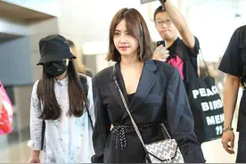 蔡依林穿西装玩下衣失踪 迷弟举牌应援一路随行图片