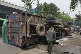 大货车跟着导航误入武汉内环，压塌电缆井盖侧翻图片