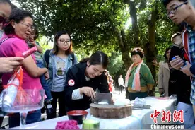 国庆黄金周淮扬菜厨师景区摆台展露“刀工”绝活图片
