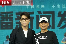 陈道明靳东同框燃爆全场 被“揭老底”一个爱吃一个送口红图片