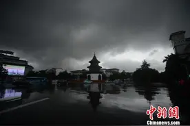 古城扬州遭强降雨 乌云笼罩白昼如夜图片