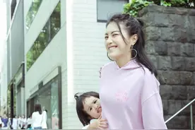 包文婧晒与女儿搞怪合影 饺子大眼水汪汪超可爱图片