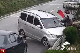 16秒|惊险！费县一男子开车调后视镜连撞三车，结果......图片