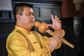 海口青年雷承峰美国演绎葫芦丝魅力 传播葫芦丝文化图片