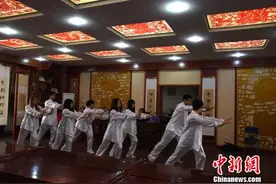 外国留学生在河北：月雅风儒 墨韵中秋图片