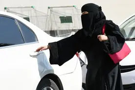 沙特国王下令解禁女性驾车 女司机明年6月可上路图片