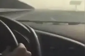 35 你开过最高时速是多少？男子高速飙车时速320还占用应急车道图片