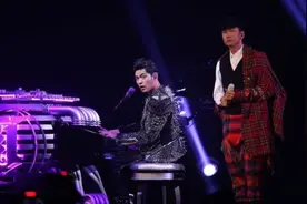 林俊杰助阵周杰伦演唱会 同台飆歌嗨翻全场图片