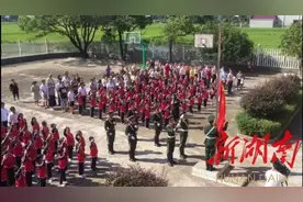 国歌唱响田汉村，民众欢庆《国歌法》正式实施图片