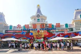 厦门方特喜迎国庆，园区游客如织欢乐氛围浓图片