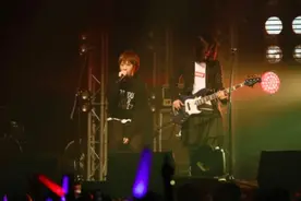 五月天阿信终于亲到TA 念歌迷：蔡依林来你们不拱图片