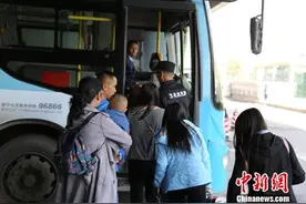 西宁市公交车首批安保员上岗图片