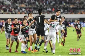 亚冠半决赛首回合：上海上港1：1浦和红钻图片