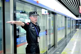 快看看咱地铁的“黑衣卫士”：一线坚守各有故事图片