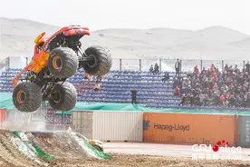 阿拉善英雄会大脚怪表演 美国传奇车王罗比·戈登再次现身(组图)图片