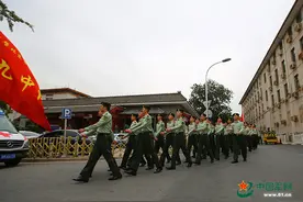 武警天安门支队：“清洁广场·喜迎十九大”广场清洁日活动图片