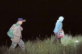 贫困夫妻告别大山记：“再苦一夏，几辈子的苦在我这都结束了！”图片