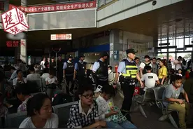 民警在汉阳客运站中心查“带刀客”，一天查获刀具20余把图片