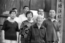 四代人十几名教师 一张全家福记录下一家子与教育的缘分图片