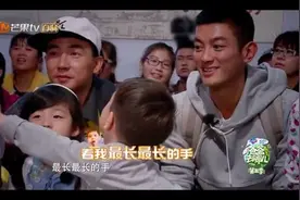 嗯哼飞扑抱住小泡芙！刘耕宏斜眼怒瞪杜江超尴尬图片