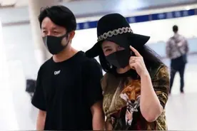 总裁和小娇妻！邹市明冉莹颖十指紧扣撒狗粮图片